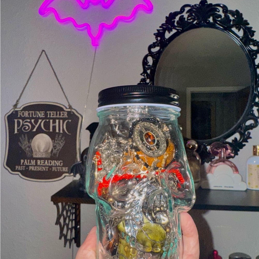 Mystery jewelry skull!